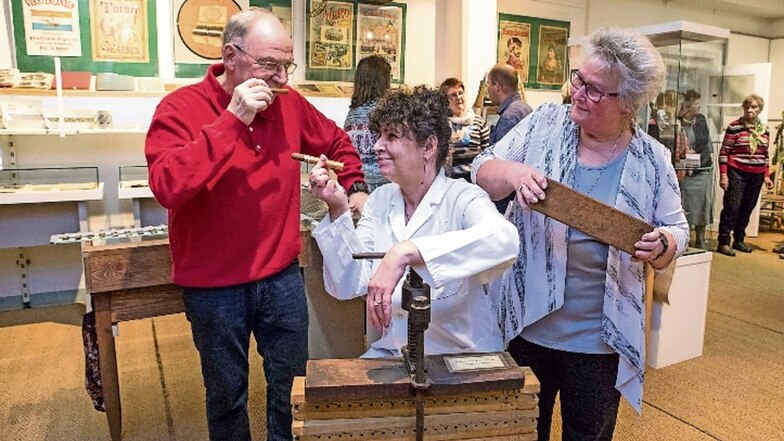In der Ausstellung „Zigarrenfabriken in Waldheim“ erinnern sich Hans-Joachim Bänsch, Bettina Felber und Stefanie Ulbricht (von links) an ihre Arbeit in der Bergmannschen Stumpenfabrik in Waldheim.