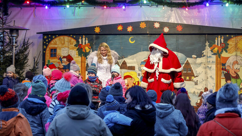 Auf der Bühne zeigten die Mutigen unter den Jüngsten, wie gut sie singen und Gedichte aufsagen können. Dafür gab es natürlich großes Lob und Geschenke vom Weihnachtsmann.