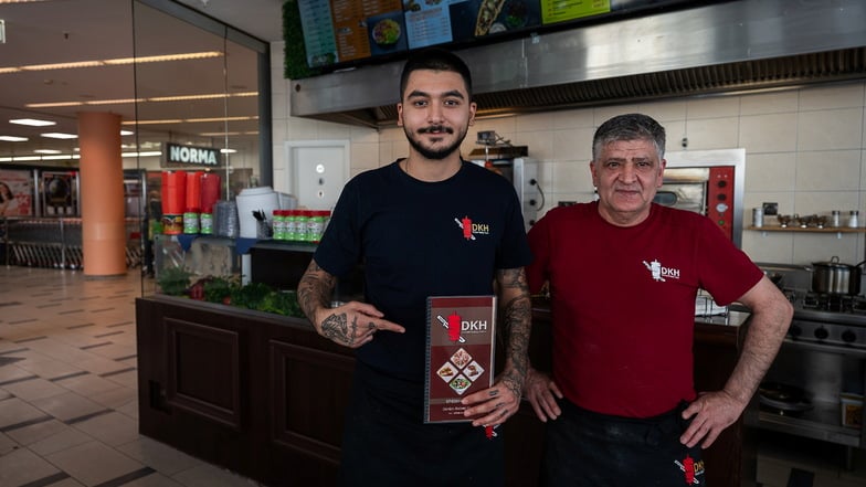 Mert Karakaya (links) und Aydin Vural im neuen Döner-Dürum-Imbiss im City Center Görlitz.