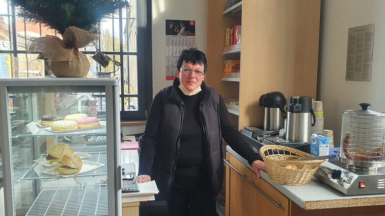 Manuela Teichert ist die neue Betreiberin vom Bahnhofskiosk in Radeberg. Neben Zeitungen, Kaffee und belegten Brötchen will sie bald auch Tickets für Bus und Bahn anbieten.