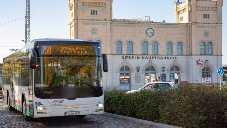 Die 750 ist eine von sechs Plusbus-Linien im Landkreis. Sie dienen als Ergänzung zum Zugverkehr. Doch den Anschluss pünktlich zu erreichen, sei nicht immer leicht, vor allem bei den vielen Baustellen aktuell.