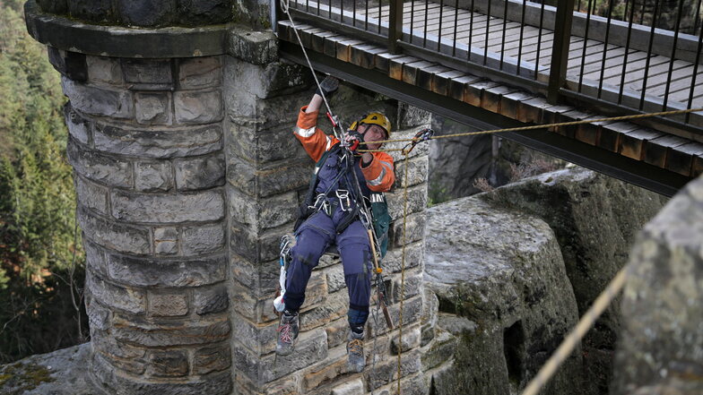 Baumelt über dem 40 Meter hohen Abgrund: Gutachter Dieter Krebs kontrolliert die Aussichtskanzel an der Basteibrücke.