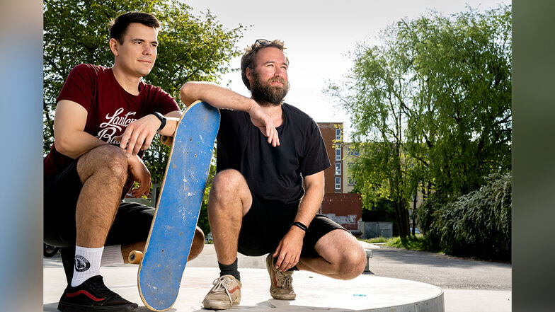 Als Jugendliche skateten Sozialarbeiter Benno Auras (l.) und Marcel Flakowski, Vorsitzender vom Verein " Bautzen rollt", am Steinhaus. Jetzt haben sie im neuen Bautzener Skatepark einen Contest mitorganisiert.