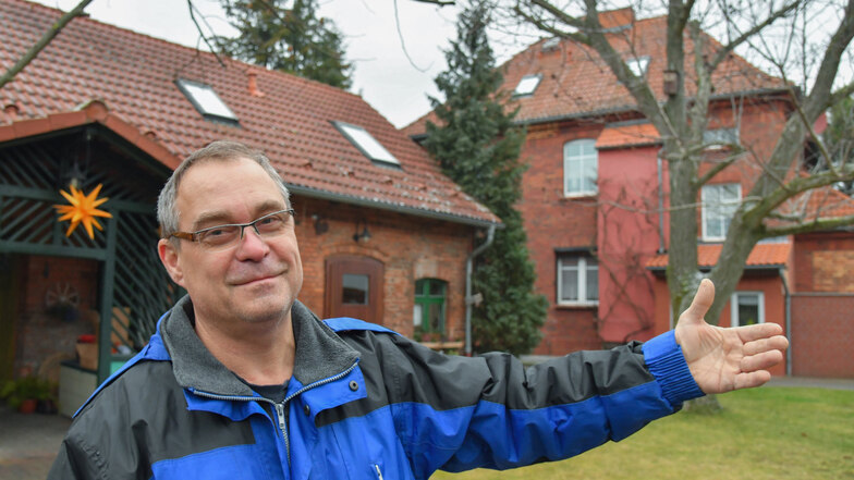 Martin Schröer (l) will nicht weg aus Proschim. Er hofft, dass er weiter in seinem Haus wohnen kann. Sein Grundstück ist nur wenige hundert Meter entfernt vom Braunkohletagebau Welzow-Süd. 