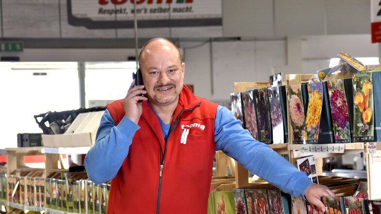 Mike Helbig, Inhaber des Toom-Marktes in Radeberg, kann in diesen Tagen das Telefon kaum aus der Hand legen. Er und seine Mitarbeiter bereiten die Eröffnung des Marktes am Montag vor.