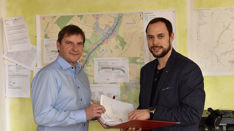 Beigeordneter Peter Antoniewski (l.) und Bauingenieur Stefan Kadler erklären den Stand der Hochwasserarbeiten in Dipps seit 2013.