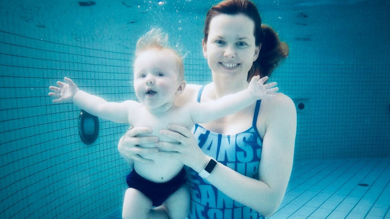 Mit Sohn Quentin, der im September 2017 geboren ist, war Britta Steffen beim Babyschwimmen. Das Foto ist im Aquarium in Schwedt entstanden.