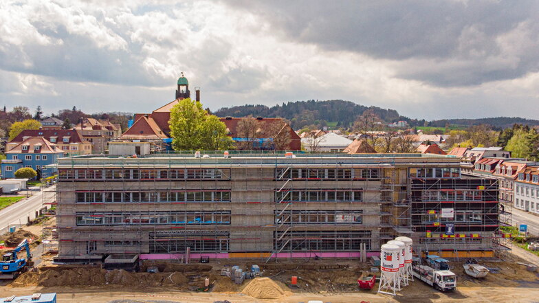 Das historische Kamenzer Gymnasium an der Henselstraße bekommt derzeit einen Anbau. Doch auch damit wird das Schulgebäude, wenn es 2022 fertig wird, schon wieder zu klein sein.