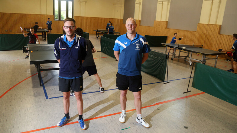 Die Nachwuchs-Trainer Tobias Kern (l.) und André Berencsi opfern jetzt noch mehr von ihrer Freizeit, um die Riesaer Talente voranzubringen.