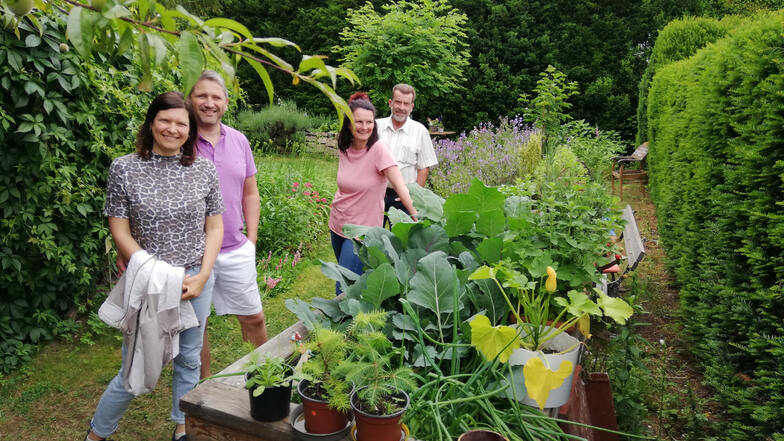 An der ersten Offenen Gartenpforte in Kamenz konnten Besucher auch einen Garten in Biehla bewundern. Zu den zahlreichen Gästen gehörten diese zwei Generationen von Familie Juschten.