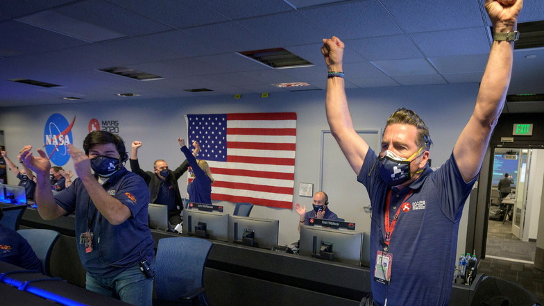Mitarbeiter des Perseverance-Rover-Teams der NASA jubeln in der Missionskontrolle, nachdem sie die Bestätigung erhalten haben, dass das Raumfahrzeug erfolgreich auf dem Mars gelandet ist.