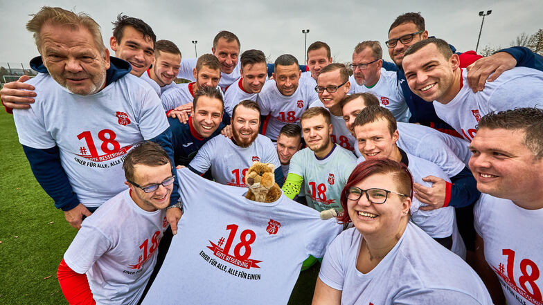 Die Mannschaft des 1. FC Pirna II präsentiert sich für Morrice Greif in Sondertrikots mit seiner Rücken-Nummer 18.