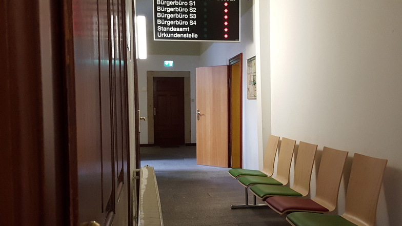 Der Wartebereich des Bürgerbüros im Riesaer Rathaus. Termine lassen sich mittlerweile online vereinbaren.