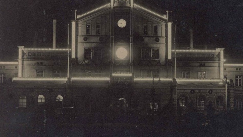 So leuchtete damals der Zittauer Bahnhof bei Nacht.