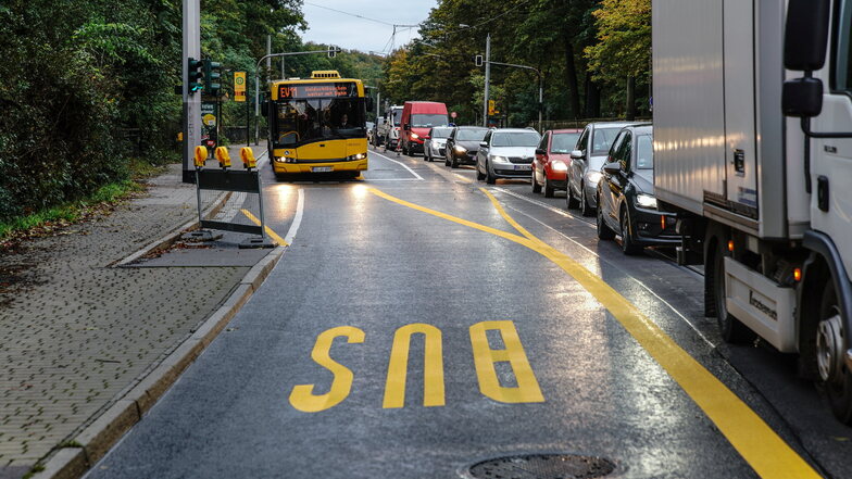 Auf der Bautzner Landstraße kommt es auf Höhe der Dresdner Elbschlösser regelmäßig zu Stau. Grund: Eine vorübergehende Busspur soll den Schienenersatzverkehr beschleunigen. Aber gewinnt der Bus sogar im Wettrennen mit dem Auto?