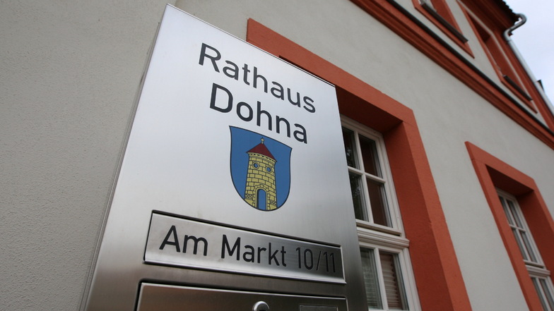 Seit 2008 ist das Dohnaer Rathaus der Arbeitsplatz von Bürgermeister Ralf Müller. Jetzt soll ihm den eine Freie-Wähler-Frau streitig machen.