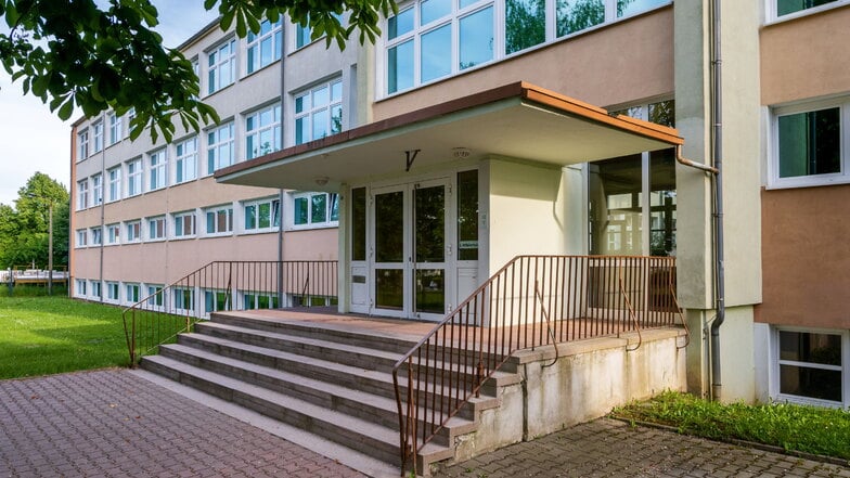 Die Allende-Oberschule in Bautzen wartet seit Jahren auf eine Sanierung - und auf eine neue Turnhalle.