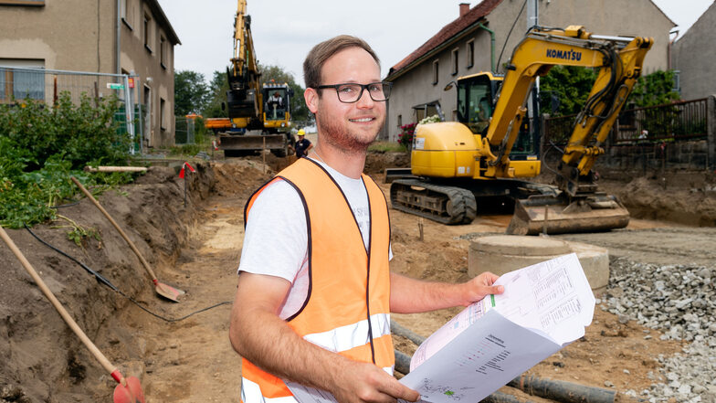 In Jenkwitz läuft alles nach Plan. Bauleiter Tobias Leschke von der Firma AIB Bautzen steht hier in der Baugrube, in der bereits alle Regen- und Schmutzwasserleitungen liegen. Am Bau der Kreisstraße sind viele Partner beteiligt.
