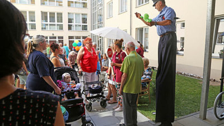 Bei der Geburtstagsfeier im Advita-Haus Weida sorgte unter anderem Zauberer Thomas Born (r.) für Unterhaltung.