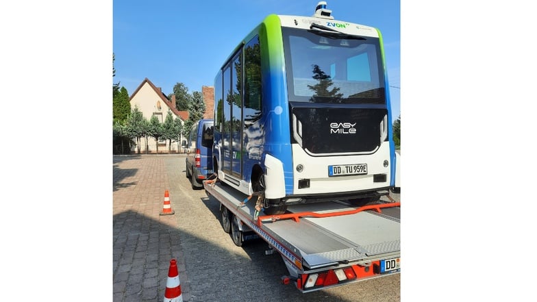 Am Dienstag wurde das „Walemobase“, also der wasserstoffbasierte, automatisierte Kleinbus nach Klitten gebracht. Er soll jetzt zwischen dem Bahnhof und dem Bärwalder See getestet werden.