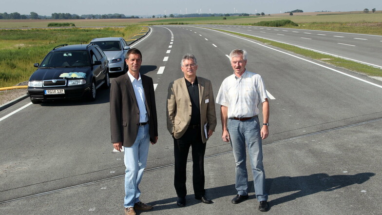 Im Sommer 2011 freuen sich Dirk Zschoke, Kurt Hähnichen und Matthias Mückel über gerade fertiggestellte Abschnitte der B 169 bei Seerhausen. Seitdem ist dort allerdings nicht mehr viel passiert.