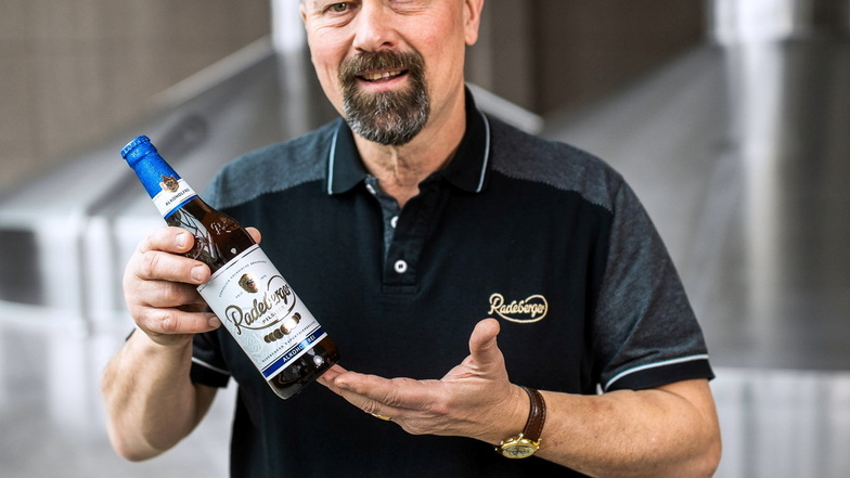 Aufgabe für Radebergs Chef-Braumeister Udo Schiedermair: Er soll einem Bier Alkohol entziehen, aber nicht das Aroma rauben.