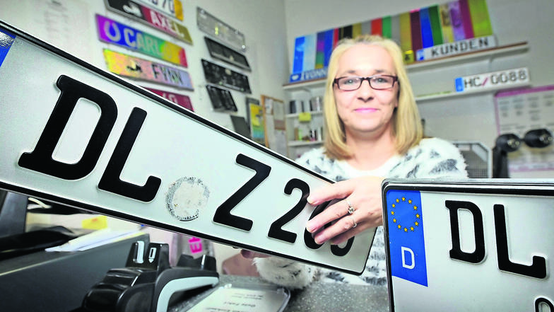 Simone Grießbach, Mitarbeiterin der EHA Autoschilder GmbH in Döbeln prägt täglich neue Kfz-Kennzeichen.