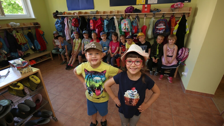 Arthur (vorn links) und Emma freuen sich mit ihren Kita-Freunden über die neuen Umkleideräume.