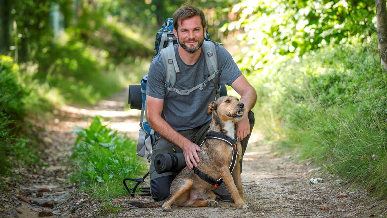 Lars Korff mit seinem Hund Beppo.
Im Zittauer Gebirge starten sie ihre große Wanderung.