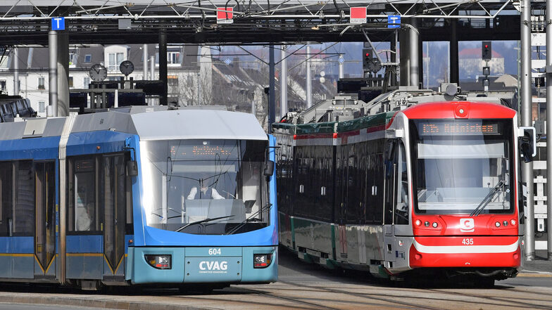 Ein Straßenbahnzug (r) aus dem sogenannten Chemnitzer Modell fährt in den Hauptbahnhof ein. Das Chemnitzer Modell verknüpft nach dem Tram-Train-Prinzip Straßenbahn und Eisenbahn.