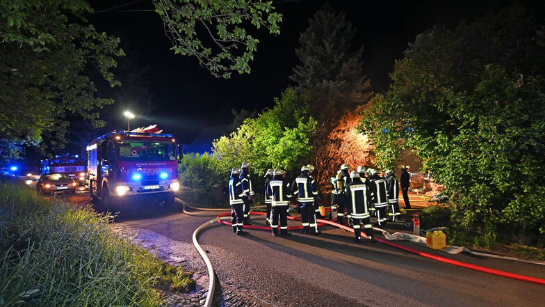 Rund 30 Kameraden von mehreren Feuerwehren waren in der Nacht in Kohlwesa im Einsatz.