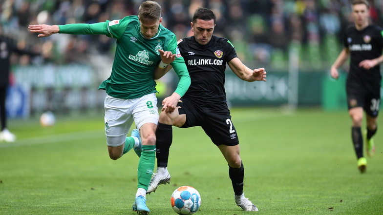 Intensives Spiel: Werders Mitchell Weiser kämpft gegen Dresdens Guram Giorbelidze.