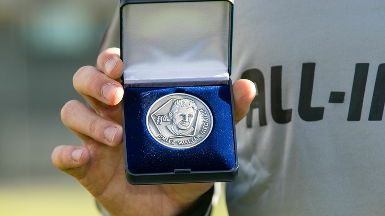 Die Medaille trägt den Namen von Fritz Walter, dem Weltmeister von 1954. Er war in jeder Hinsicht ein Vorbild. Der Deutsche Fußball-Bund ehrt jedes Jahr Nachwuchsspieler für ihre besondere Entwicklung.