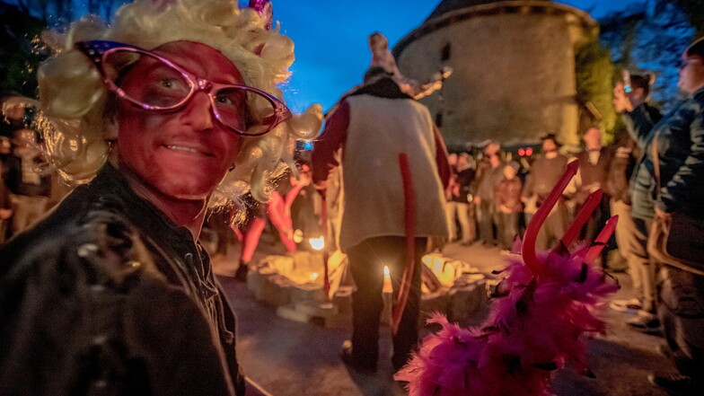 Der Kamenzer Karnevals Club lädt traditionell ans Malzhaus zum Hexenbrennen ein. Hexen und Teufel dürfen dabei nicht fehlen.