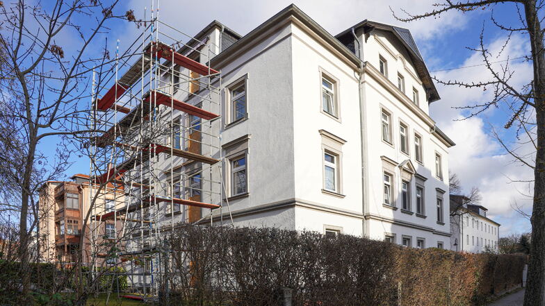 Nachdem Anfang September 2021 auf der Rückseite des Wohnhauses Paulistraße 6 in Bautzen ein Balkon einstürzte, ist ein Teil des Gebäudes immer noch eingerüstet.