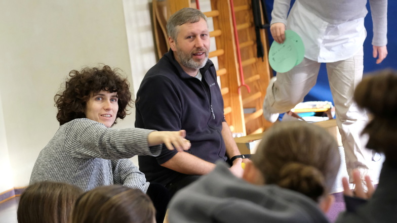 Bri Schröder und Jan Beckmann vom  Jüdischen Museum in Berlin sprechen mit Siebtklässlern der Freien Werkschule über den Alltag jüdischer Menschen.