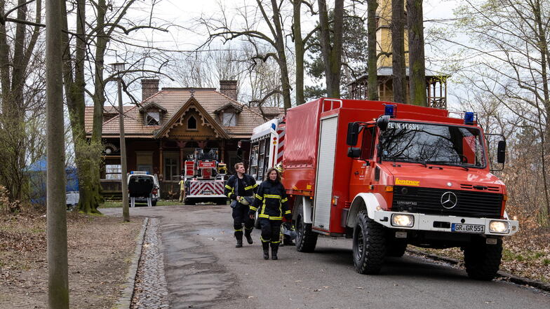 Mitglieder der Görlitzer Feuerwehr bei ihrem Einsatz am Donnerstag am Weinberghaus.