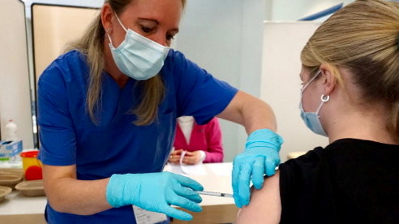 Schwester Mandy Eisold und die anderen Mitarbeiterinnen haben bei der Firma Prettl in Radeberg mehr als 140 Impfungen verabreicht.