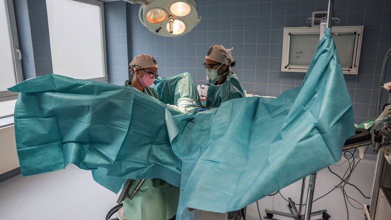 Pirkko Schuppan (l), Ärztin für Intimchirurgie, führt im Operationssaal mit einer OP-Schwester zusammen eine Schamlippen-Operation durch.