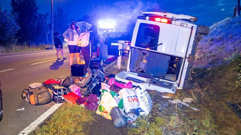 Staatsstraße S174 in Liebenau: Der weiße Kleinbus war offenbar den Hang hinauf gefahren und dann umgekippt.