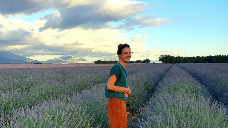 Franka Blumrich in einem Lavendelfeld in der Provence.