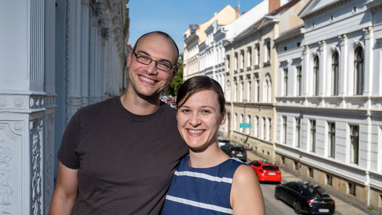 Maria Haupt und Hardy Drube stehen auf ihrem Balkon. Sie sind mit ihren vier Kindern ins Görlitzer Gründerzeitviertel gezogen.