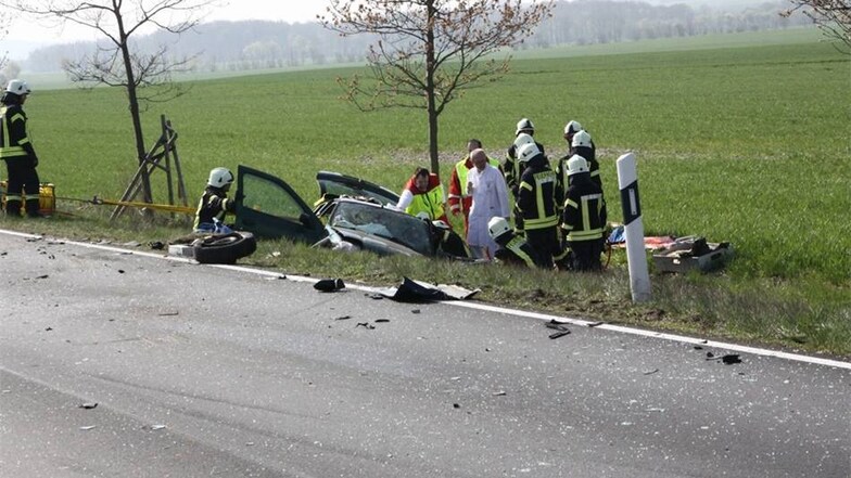 Für den Fahrer des Renault nahm der Unfall einen dramatischen Verlauf an. Er wurde in seinem durch den Zusammenstoß demolierten Fahrzeug eingeklemmt. Die Feuerwehr musste den Mann aus dem Wrack befreien.