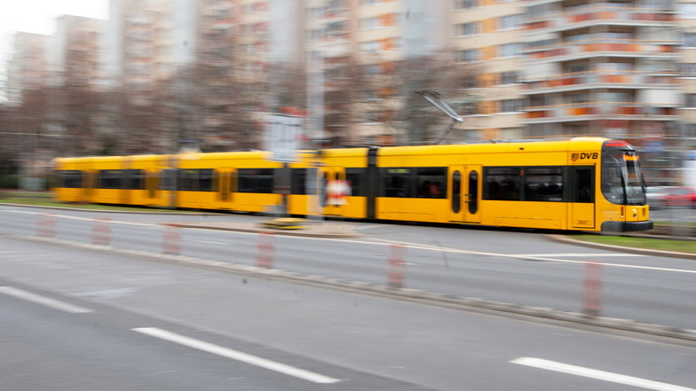 Eine Straßenbahn der Linie 3 musste in Dresden so stark bremsen, dass zwei Fahrgäste stürzten.