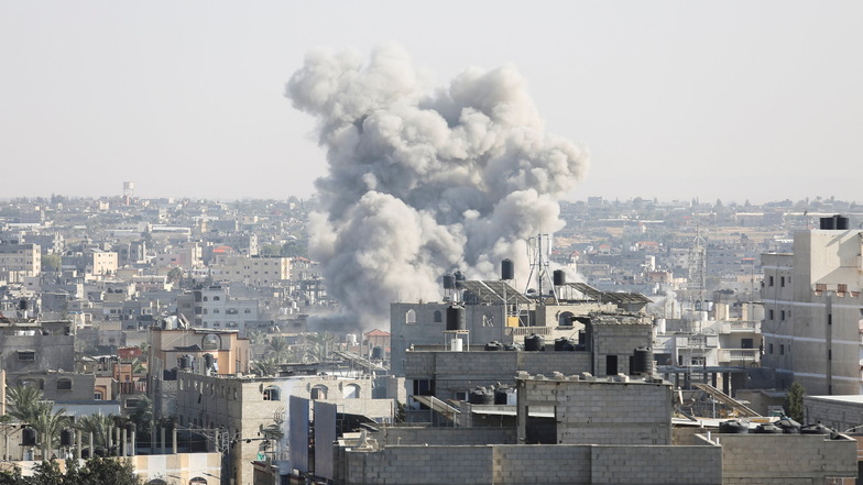 Rauch steigt nach einem israelischen Luftangriff in palästinensischen Wohngebieten in Rafah auf.