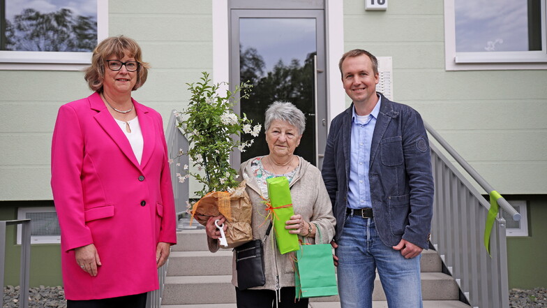 Die erste Mieterin Brigitte Kunze (Mitte) wird von  Kerstin Kluge und Lutz Trepte (beide von der Wohnungsgenossenschaft) in ihrem neuen Zuhause in der Klötzerstraße 18 begrüßt.