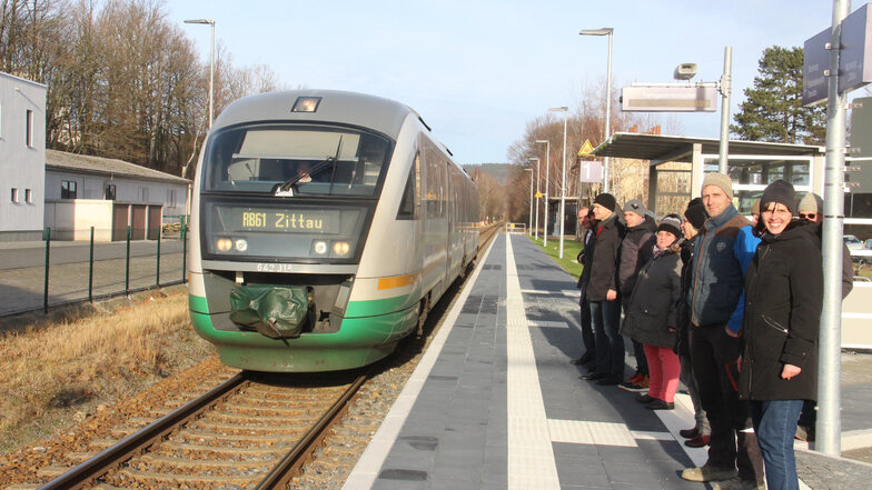 Die Regionalbahn Dresden-Zittau wurde am Mittwoch in Schirgiswalde von den Gästen der Einweihungsfeier für die Umgestaltung des Bahnhofsvorplatzes begrüßt.
