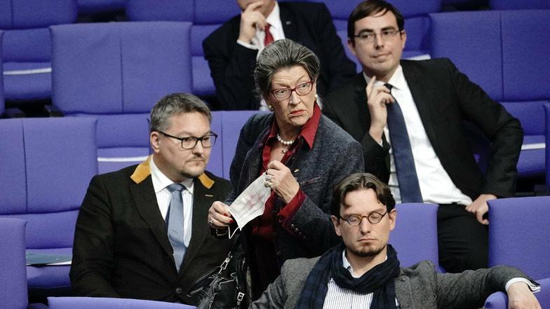 Die AfD-Abgeordnete Franziska Gminder kam ohne Maske in den Plenarsaal - und wurde prompt ermahnt.