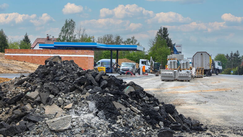 Am Grenzübergang an der Neugersdorfer Hauptstraße baut eine tschechische Firma derzeit eine neue Tankstelle.