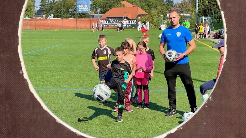 Die Klasse 3 der Fichtegrundschule Neugersdorf übte beim großen Sporttag der Vereine auch Torwandschießen.